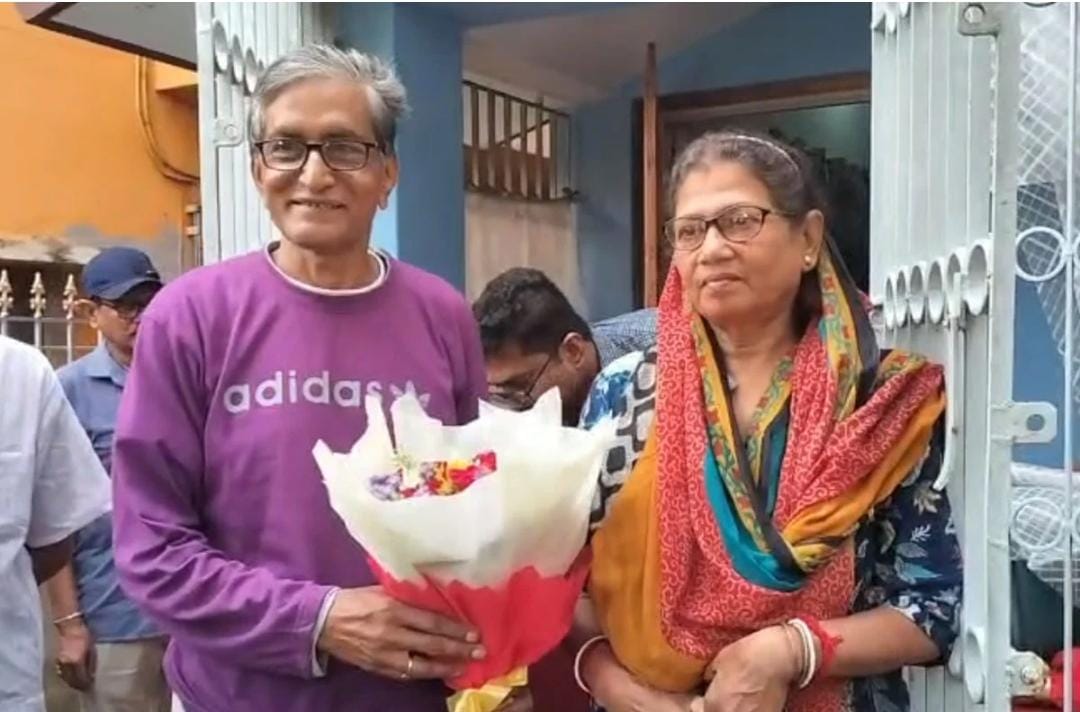 মৃত্যু থেকে মাত্র কয়েক হাত দূরে! হড়পা বানের আতঙ্ক পেরিয়ে ঘরে ফিরলেন বসিরহাটের দম্পতি