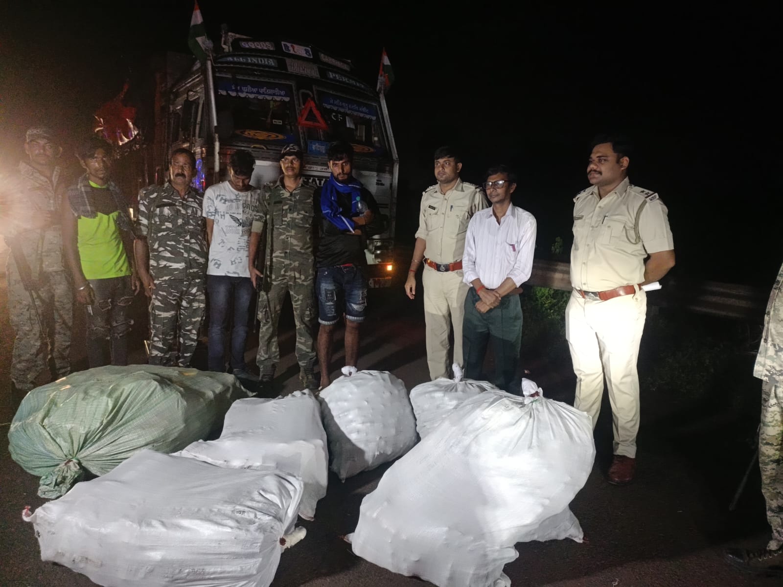 ফের জাতীয় সড়ক থেকে উদ্ধার নিষিদ্ধ কফ সিরাপ , গ্রেফতার ৩