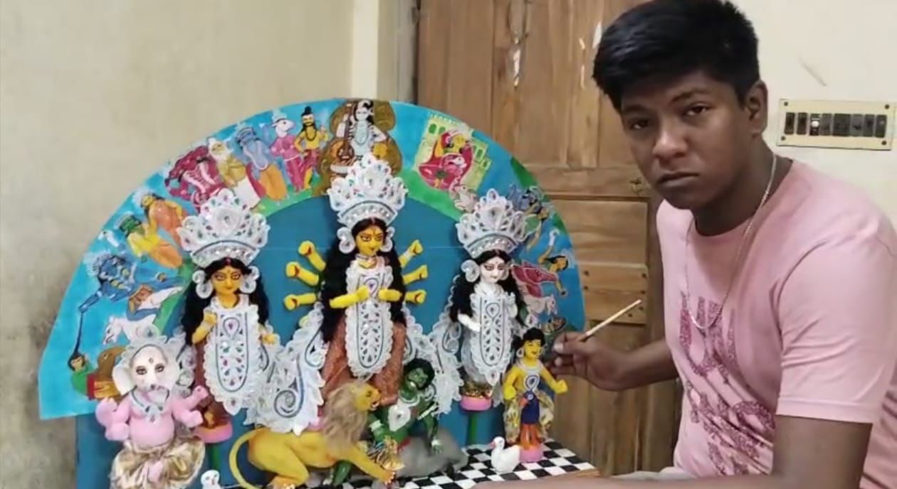 অভাবকে হার মানিয়ে স্বপ্নের উড়ান, হুগলীর কিশোরের গড়া দুর্গা পাড়ি দিচ্ছে চেন্নাইয়ের পূজামণ্ডপে