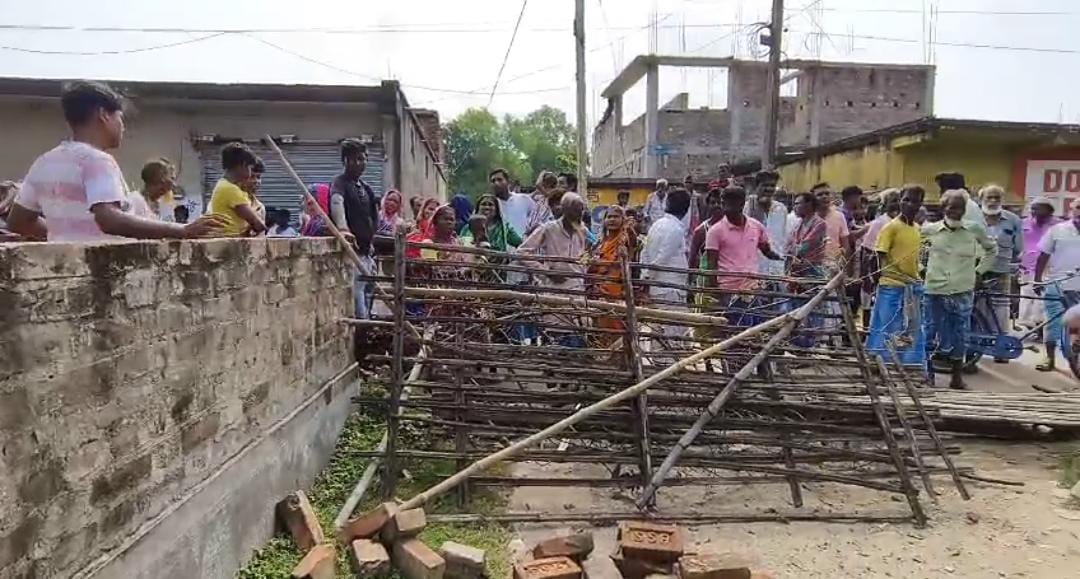 হাইকোর্টের নির্দেশে গুড়িয়ে দেওয়া হল বেসরকারি বাড়ি , তুমুল উত্তেজনা আরামবাগে