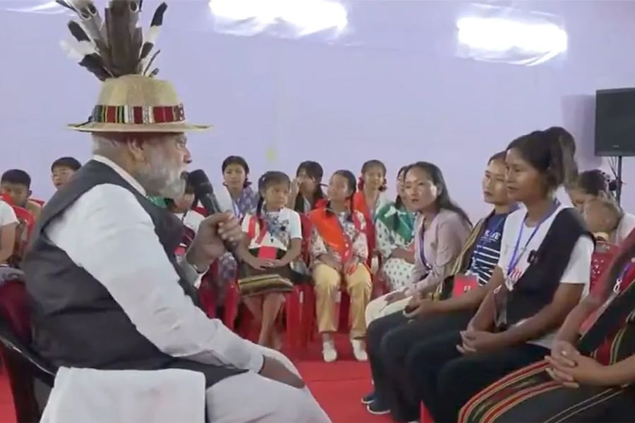 মণিপুরে ঘরহারাদের সঙ্গে সাক্ষাৎ মোদির, পাশে থাকার বার্তা প্রধানমন্ত্রীর
