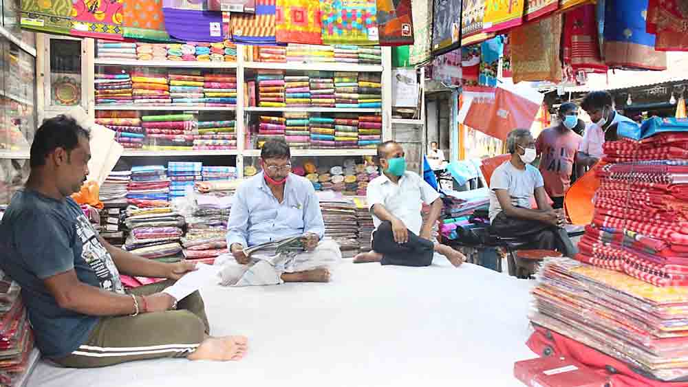 পুজোর কেনাকাটায় মাথায় হাত , ফাঁকা দোকানে মাছি মারছেন দোকানীরা