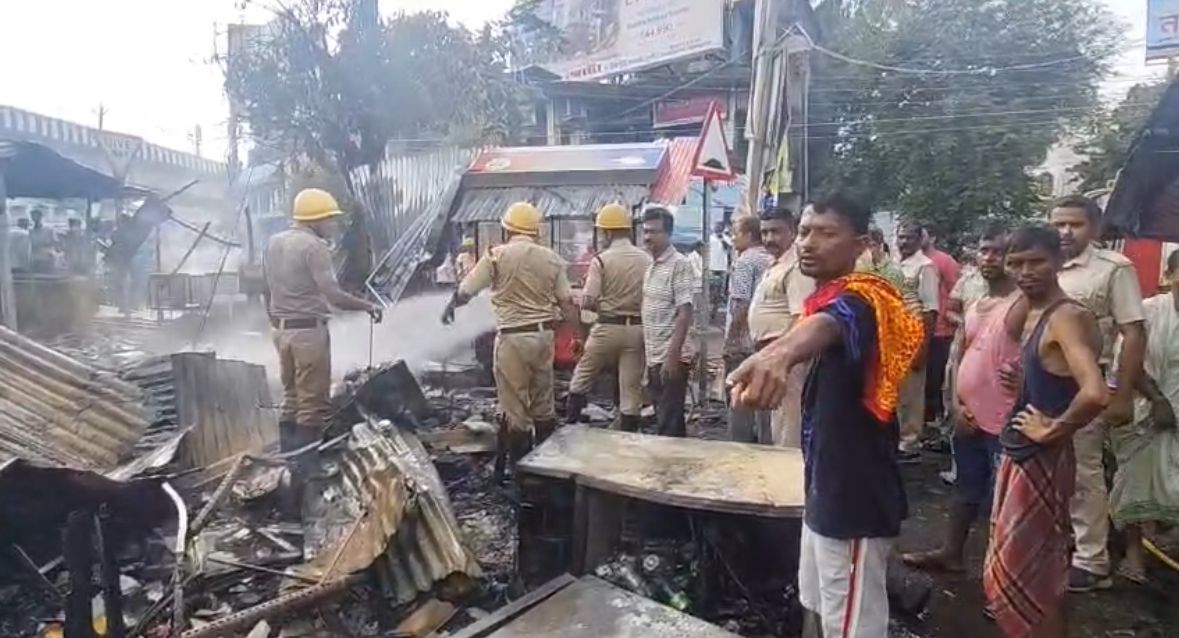 তিন সিলিন্ডার ফেটে বিধ্বংসী আগুন, ছ’টি দোকান পুড়ে ছাই