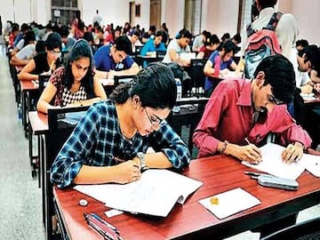 অবশেষে নির্বিঘ্নে সম্পন্ন SSC-র দ্বিতীয় দফার পরীক্ষা, স্বচ্ছতা নিয়ে রইল প্রশ্ন