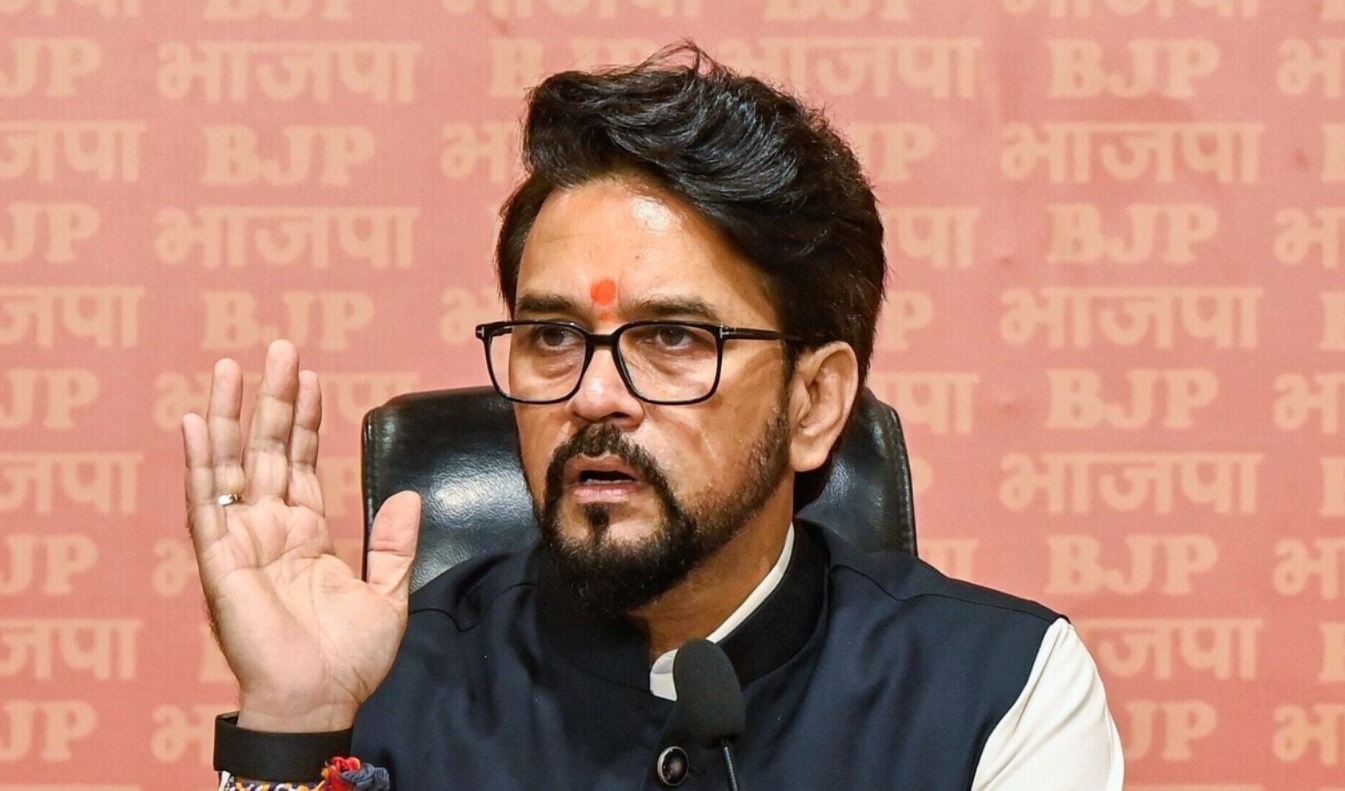 “বাধ্য হয়ে পাকিস্তানের বিরুদ্ধে ম্যাচ খেলবে ভারত!” বিতর্কের মুখে সাফাই অনুরাগ ঠাকুরের