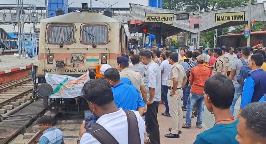 মালদহ রেল যোগাযোগ ব্যবস্থায় নতুন পালক , বিশেষ স্টপেজ উদ্বোধন দ্বিতীয় রাজধানী এক্সপ্রেসের