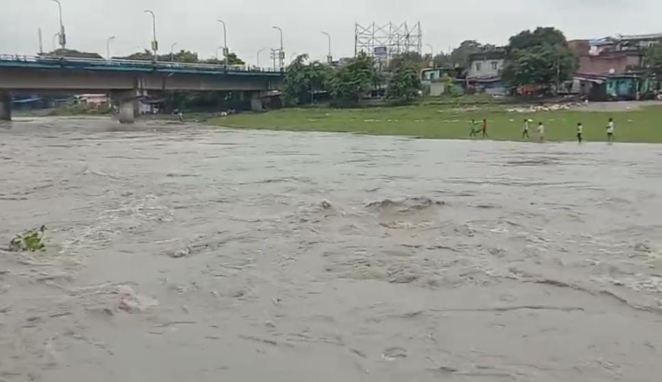 লাগাতার বৃষ্টিতে অতিষ্ট শিলিগুড়ি , মহানন্দা নদীতে বেড়েছে জলের মাত্রা