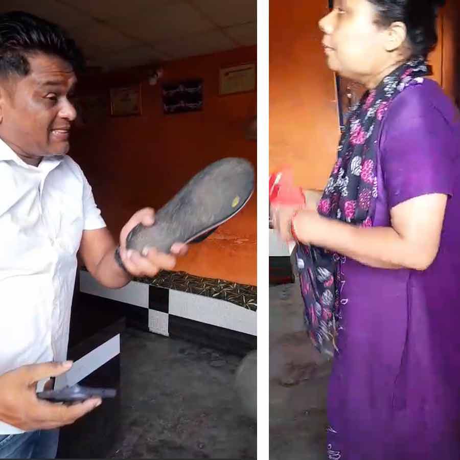 খড়গপুরে বিজেপি কার্যালয়ে মারামারি , মহিলা কাউন্সিলর জুতো পেটা করলেন দলেরই নেতাকে