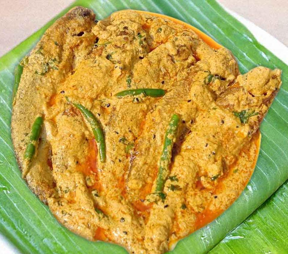 ছুটির দুপুরে কলাপাতায় বানিয়ে ফেলুন গন্ধরাজ ভাঁপা পাবদা