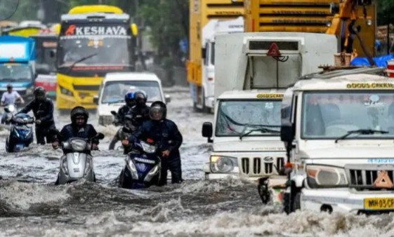 অতিভারী বৃষ্টিতে বিপর্যস্ত মুম্বই, বিঘ্নিত ট্রেন পরিষেবা