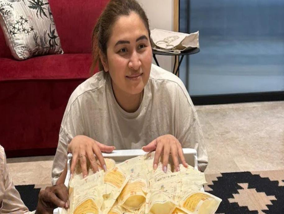 নবজাতককে কোলে নিয়ে বিরাট উদ্যোগ , অনাথ শিশুদের উদ্যেশ্যে ৩০ লিটার স্তনদুগ্ধ দান জ্বালার