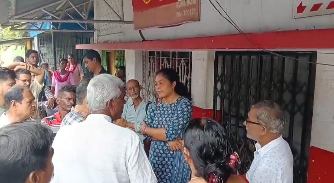 নীলগঞ্জ বাজার উপ ডাকঘরে বন্ধ পরিষেবা , তালা ঝুলিয়ে বিক্ষোভ গ্রাহকদের