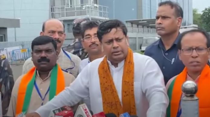 কোন সাহসে কেন্দ্রীয় মন্ত্রীর গাড়ি আটকায় , প্রধানমন্ত্রীর কনভয় শেষে বিমানবন্দরে ক্ষোভ প্রকাশ সুকান্তের