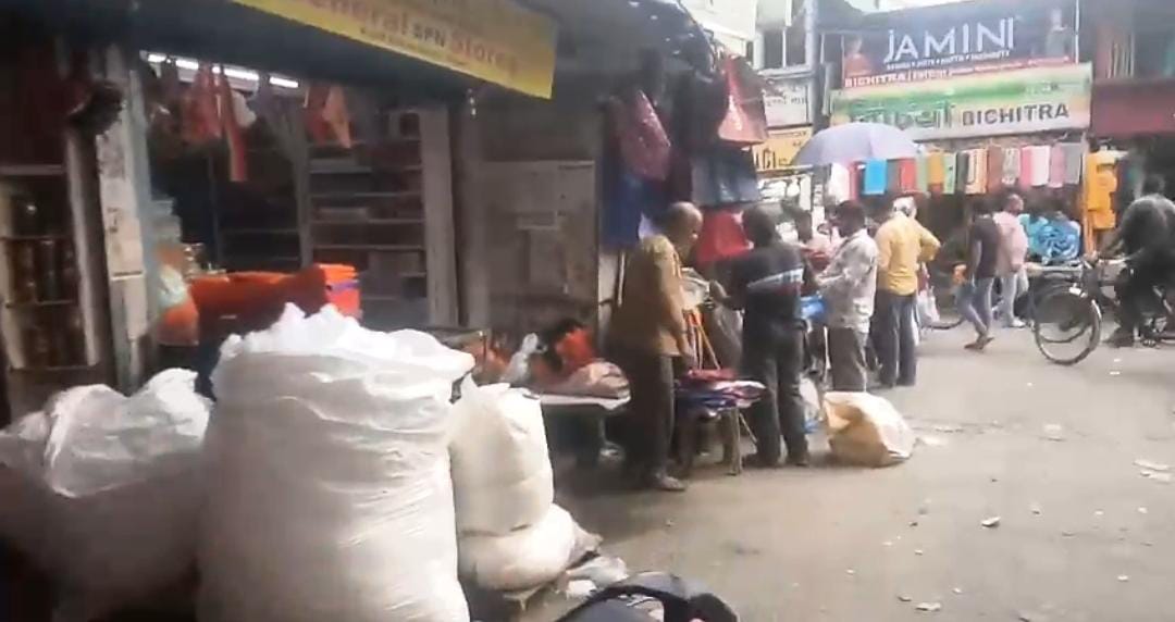অশান্ত নেপালের জেরে কপালে ভাঁজ , পুজোর আগে হাত ফাঁকা ব্যবসায়ীদের