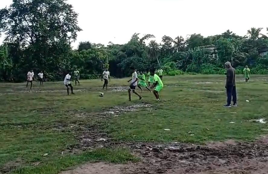খেলা হবে দিবস উপলক্ষ্যে গ্রাম পঞ্চায়েতের উদ্যোগে আয়োজিত ফুটবল টুর্নামেন্ট