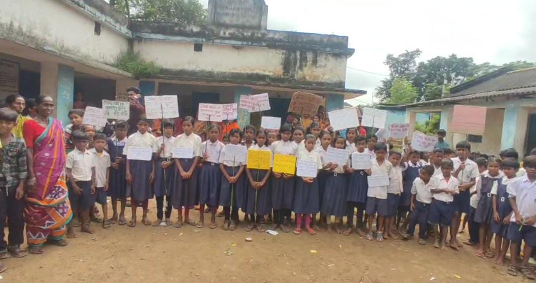 শিক্ষিকার বদলি রুখতে মোহনপুর প্রাথমিক বিদ্যালয়ে তালা , বিক্ষোভে সামিল অভিভাবক সহ পড়ুয়ারা