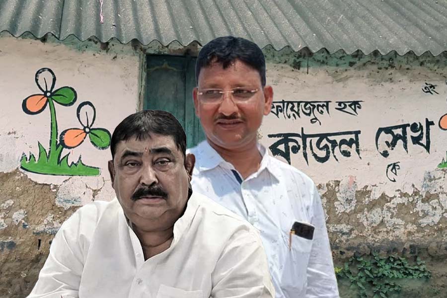 বীরভূম জেলা বৈঠকে প্রকাশ্যে গোষ্ঠীদ্বন্দ্ব , অভিষেকের সামনেই কেষ্ট–কাজল সংঘাত