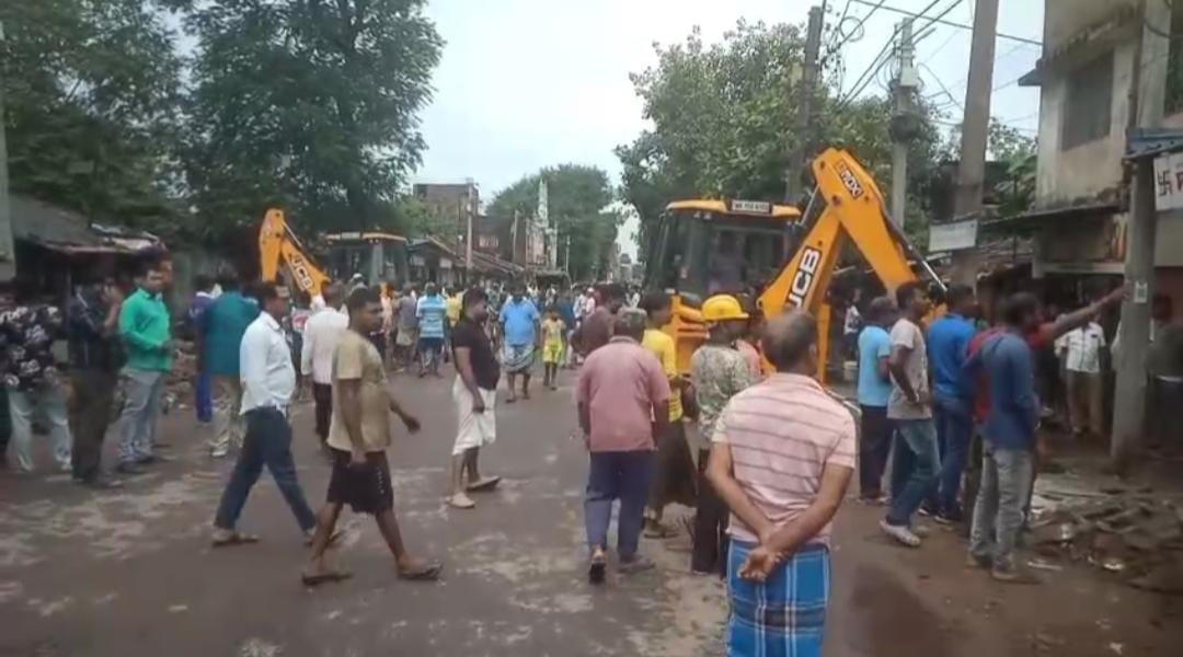 চন্দননগরে বেআইনি দখলদার উচ্ছেদ অভিযান , শোভাযাত্রার রুটে ফিরছে স্বস্তি