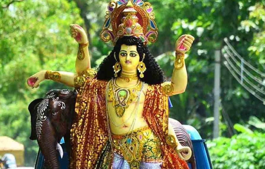 পুজো মন্ডপের কাজ প্রায় অন্তিম পর্যায় , শেষ মুহূর্তে চলছে বিশ্বকর্মা পুজোর প্রস্তুতি