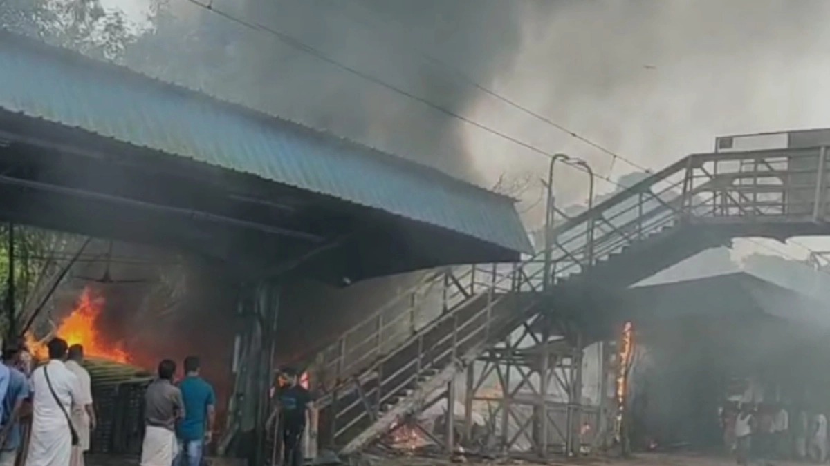 সাতসকালে ভয়াবহ অগ্নিকাণ্ড সন্তোষপুর স্টেশনে, ভস্মীভূত প্ল্যাটফর্মের একাধিক দোকান