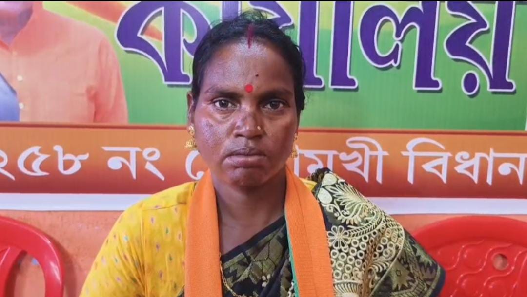 ঘন ঘন দলবদলে সরগরম মানিকবাজার পঞ্চায়েত , শ্যামলী লোহার ‘ঘর ওয়াপসি’ ঘিরে তুঙ্গে শাসক - বিরোধী তরজা