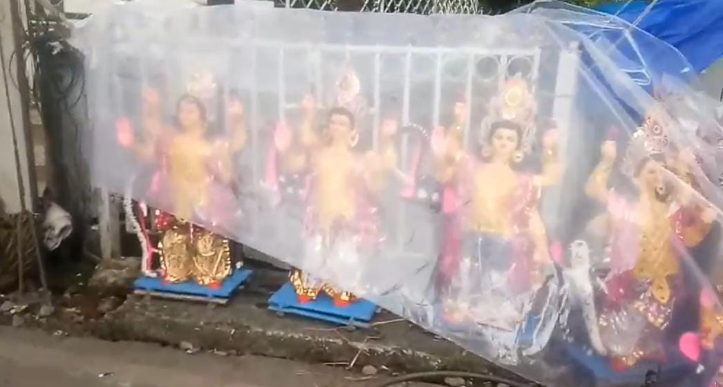মুষলধারে বৃষ্টির মাঝেই চলছে প্রস্তুতি , বিশ্বকর্মা পুজোর উদ্দেশ্যে সেজে উঠেছে শিলিগুড়ি