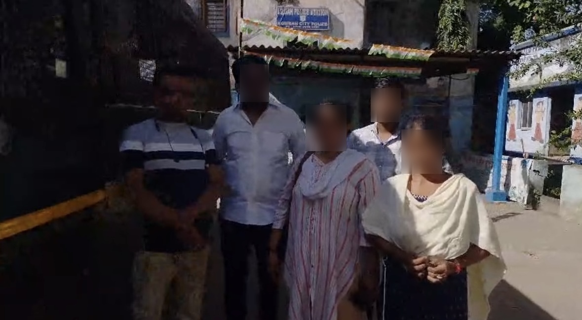 ফাঁকা ঘরে তরুণী শিক্ষিকার সঙ্গে জোর করে ফুর্তির শখ , ফাঁপরে ছাত্রীর বুড়ো পিতা