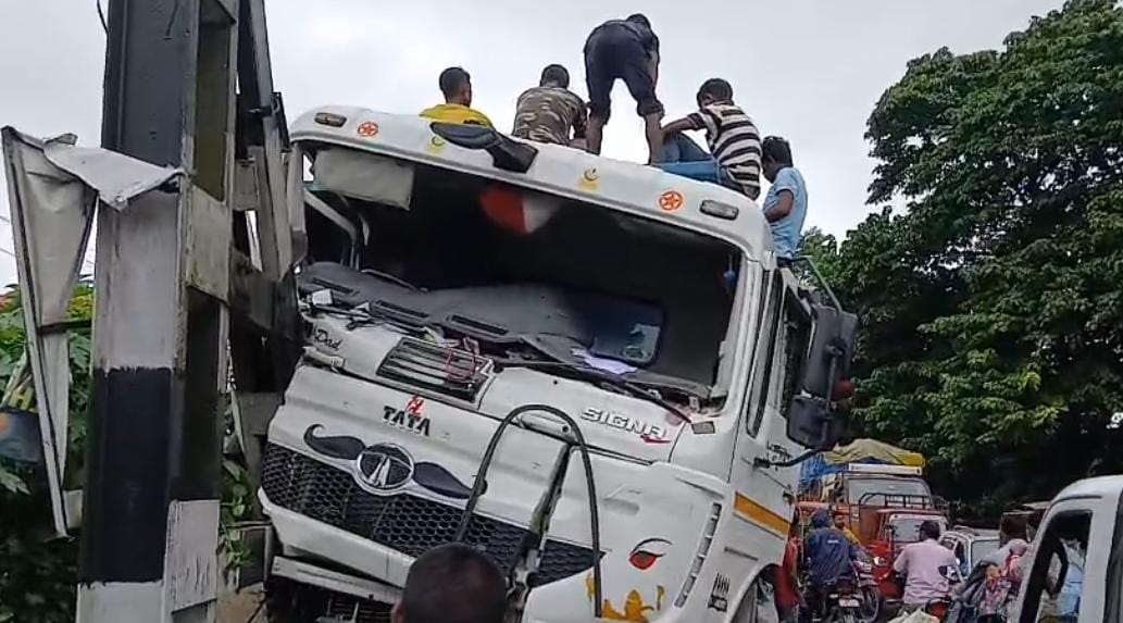 রেলগেটে সজোরে ধাক্কা বালি বোঝাই লড়ির , তুমুল চাঞ্চল্য রাঙ্গাপানিতে