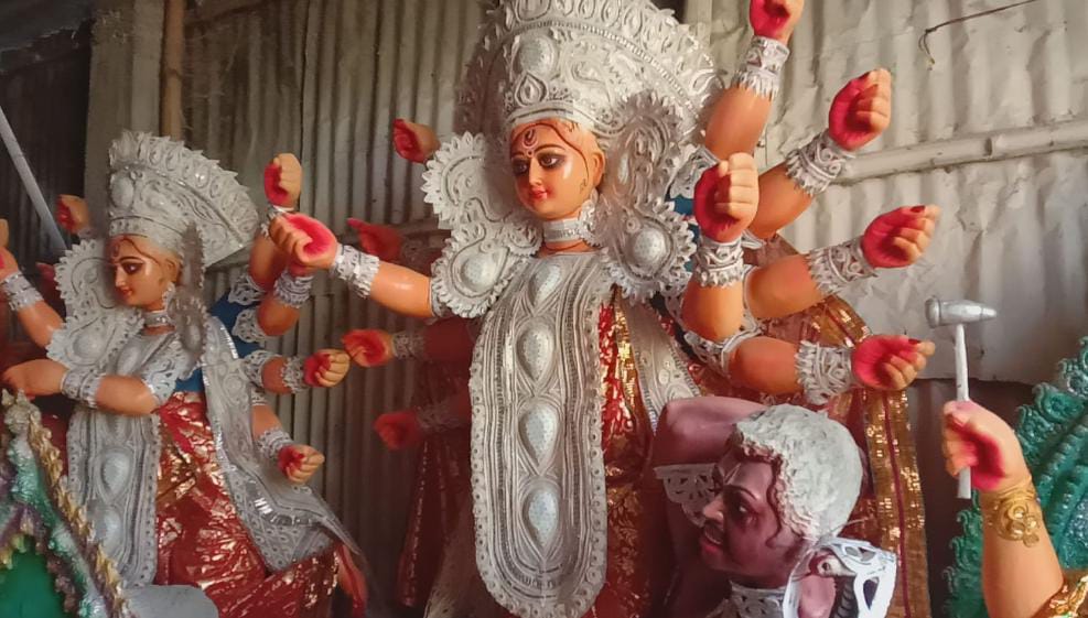 বাতাসে পুজোর আমেজ , শিলিগুড়ি কুমোরটুলিতে সেজে উঠেছে দুর্গাপ্রতিমা