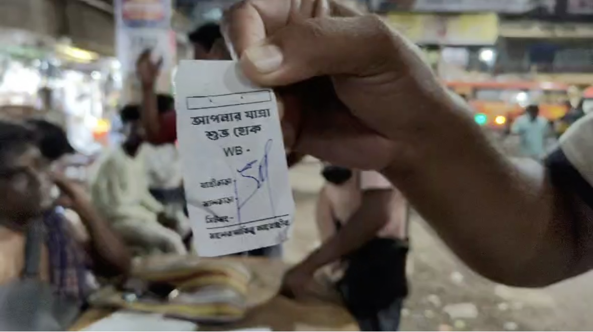 ভাড়া মিটিয়েও হাতে নেই টিকিট! যাত্রীদের ক্ষোভের মুখে প্রশাসন