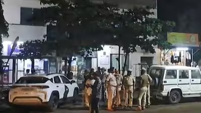 সেনার পোশাকে এসবিআইয়ে ডাকাতি, কর্মীদের বেঁধে লুট ৫৮ কেজি সোনা ও নগদ ৮ কোটি টাকা