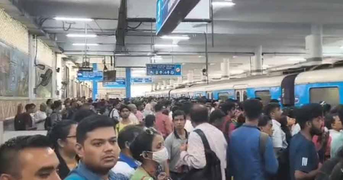 বিশ্বকর্মা পুজোর সকালে গ্রিন লাইনে মেট্রো বিপর্যয় , ভোগান্তিতে নিত্যযাত্রীরা