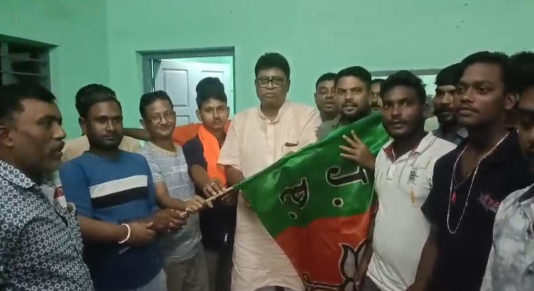 বিধানসভা ভোটের আগে সিপিআইএম সহ তৃণমূলে ভাঙন , গেরুয়া শিবিরে যোগদান প্রায় ৫০টি পরিবারের