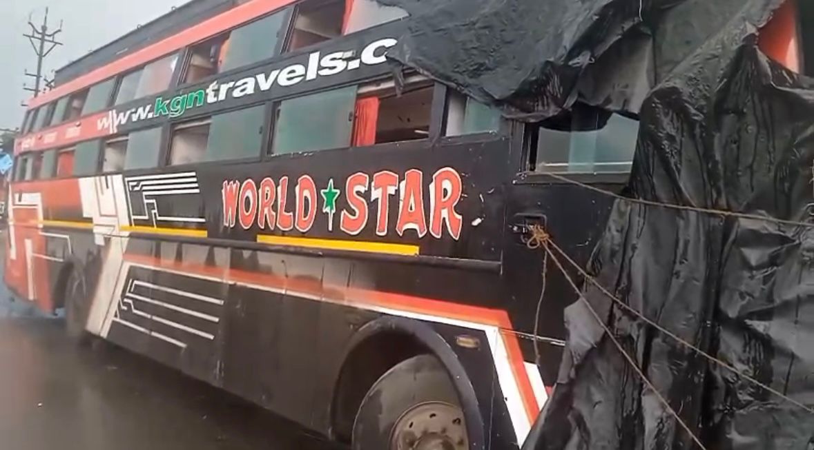 মাঝরাতে লরিতে ধাক্কা পূর্ণার্থী বোঝাই বাসের, মৃত ১