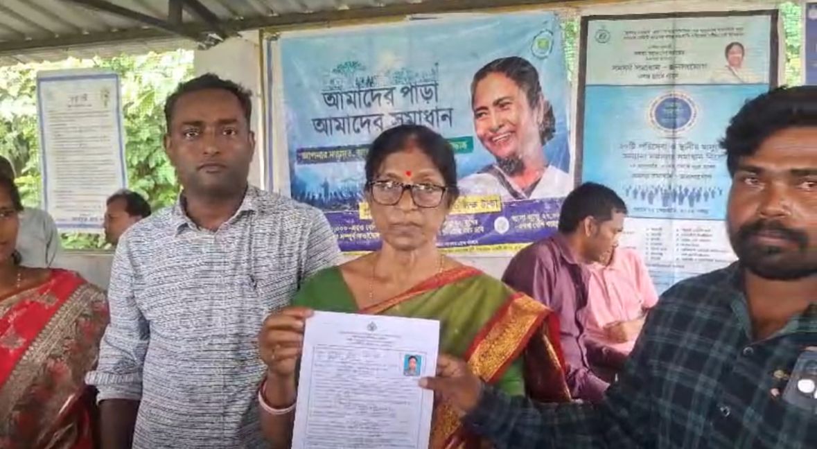 একদিকে শিক্ষাদান অন্যদিকে মৎসচাষ, দৃষ্টান্ত স্থাপন প্রহল্লাদ -অপর্ণার