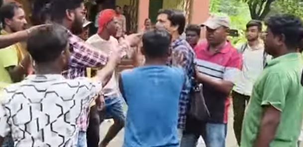 রামপুরহাট ছাত্রী হত্যাকাণ্ডে স্কুল প্রাঙ্গণে জনতার বিক্ষোভ , বেধড়ক মারধর প্রধান শিক্ষককে