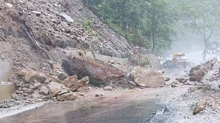 ১০ নম্বর জাতীয় সড়কে ধস , বাংলা-সিকিমের যোগাযোগ নিয়ে বিকল্প ভাবনা প্রশাসনের