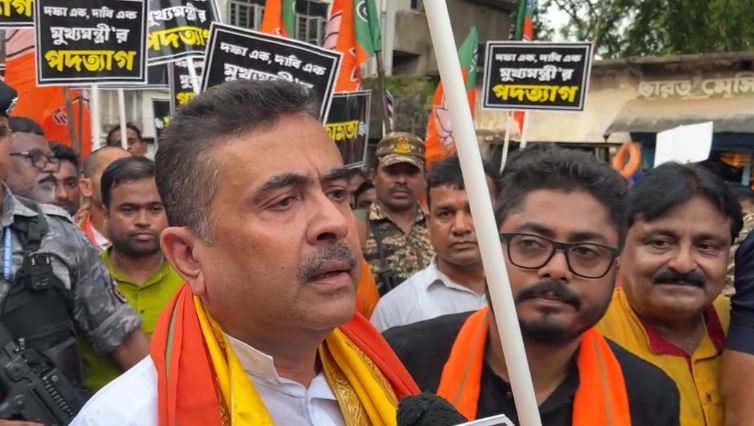 হয় পদত্যাগ করুন নাহলে ঝাঁটা মেরে তাড়াবো , পাঁশকুড়া থানার সামনে থেকে মমতাকে হুঁশিয়ারি শুভেন্দুর