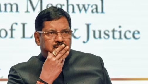 সনাতনী ভাবাবেগে আঘাতের অভিযোগ! “প্রত্যেক ধর্মকে সম্মান করি”, চাপের মুখে সাফাই প্রধান বিচারপতির