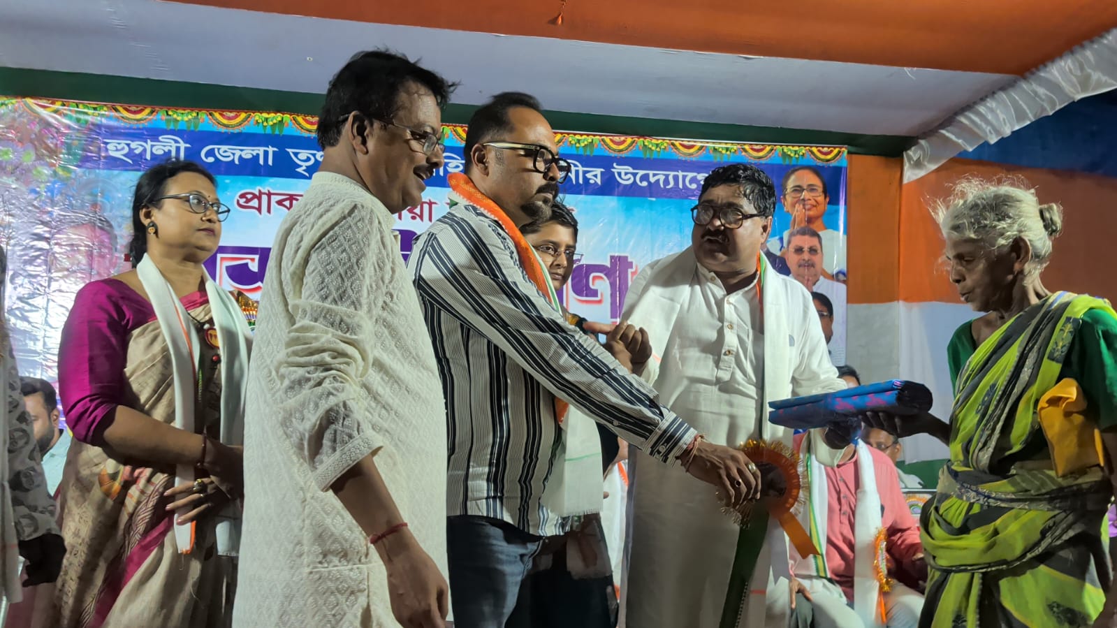 পুজোর আগে ৫ হাজার মানুষের হাতে বস্ত্র , উৎসবের আগে মানবিকতার ছোঁয়া হুগলীতে