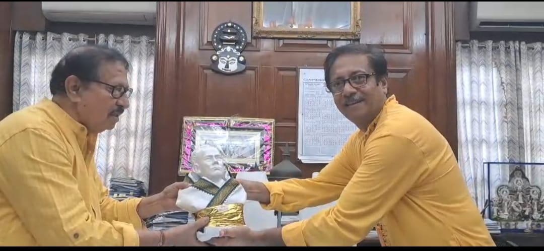 বাংলা শিক্ষা দিবস ঘোষণার আবেদন , অধ্যক্ষকে বীরসিংহের পবিত্র মাটি দিয়ে তৈরি মূর্তি স্মারক প্রদান