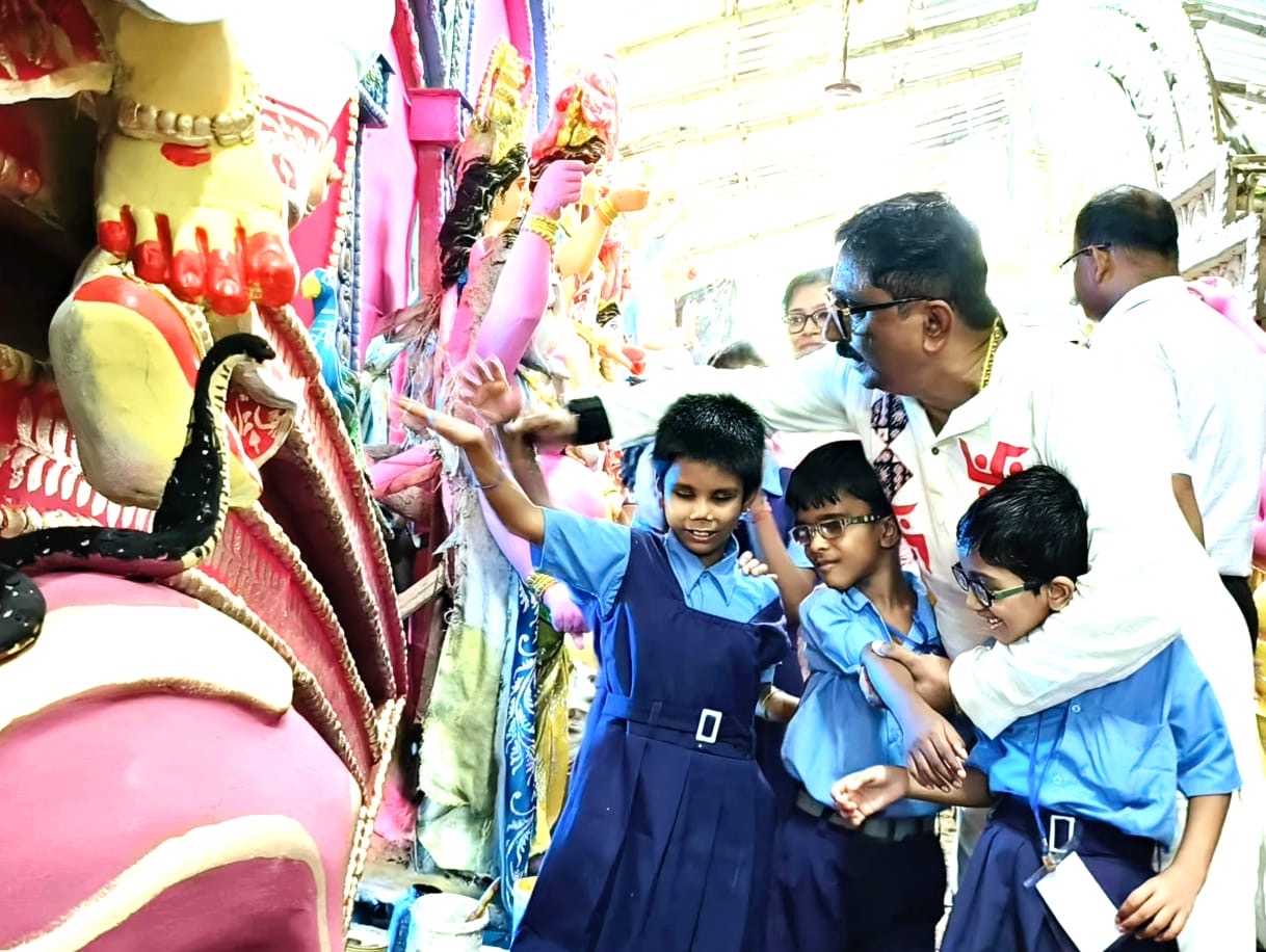 দৃষ্টিহীন শিশুদের হাতে আগাম আগমন দুর্গার, এ এক অন্যরকম পুজো