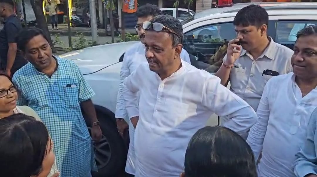 পুজোর আগে কলকাতার রাস্তা পরিদর্শনে মেয়র ফিরহাদ , বেহাল রাস্তা নিয়ে স্থানীয়দের প্রশ্নের মুখে