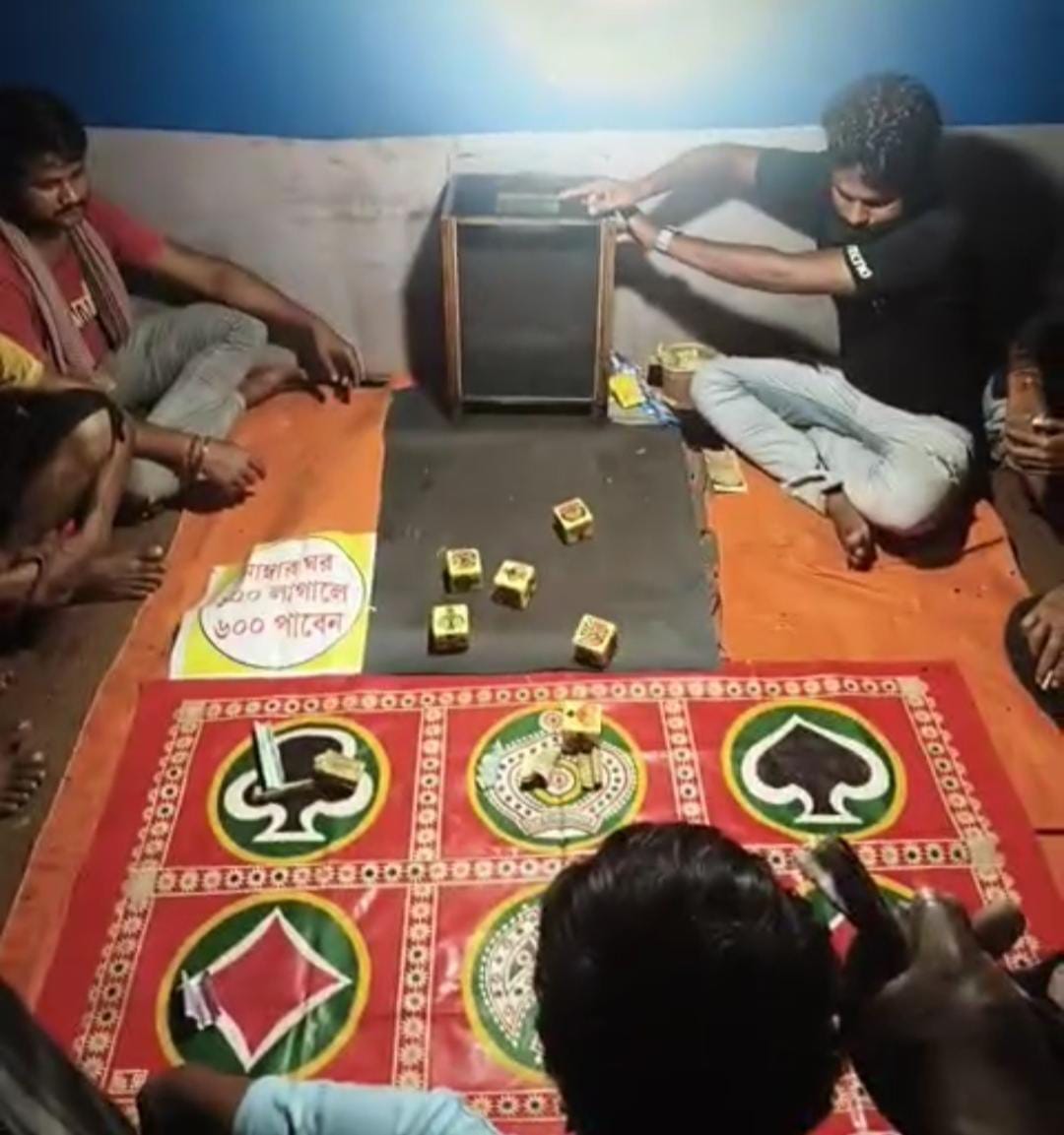নয়গ্রামে চলছে দেদার জুয়ার আসর , গ্রেফতার ২
