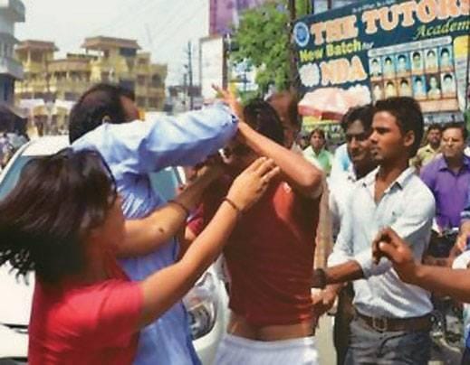 জনসমক্ষে দাদাগিরি , প্রেমিকার গায়ে ধাক্কা , যুবককে ক্যালেন্ডারের মত দেওয়ালে ঝুলিয়ে দিলেন কলির কেস্ট