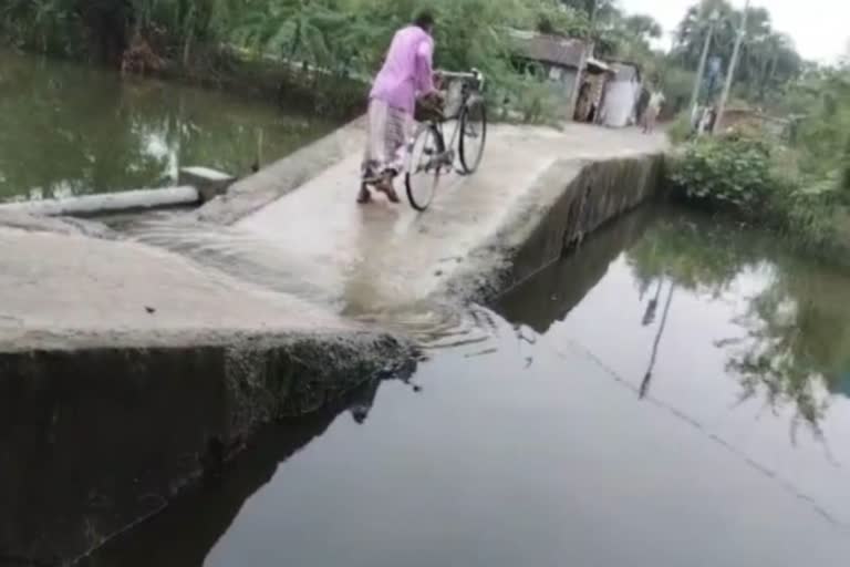 খালের জল আটকে বাড়ির ব্রিজ , তীব্র সঙ্কটে মহেশতলা বাসিন্দারা