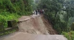 টানা বৃষ্টিতে সেবকে ভয়াবহ ধস , অনির্দিষ্টকালের জন্য ফের বন্ধ ১০ নম্বর জাতীয় সড়ক