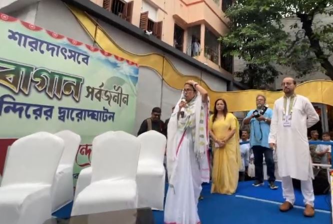 পুজোতে মজা করতে হলে বৃষ্টিতে ভিজবেন না , বৃষ্টির দিনে হাতিবাগানের পুজো উদ্বোধন করে বার্তা মুখ্যমন্ত্রীর