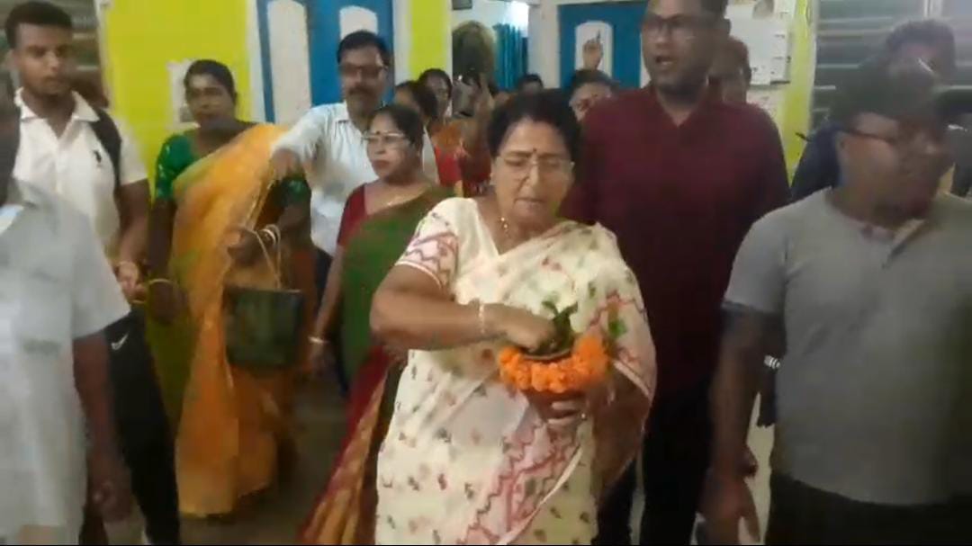 তৃণমূলের প্রবেশে অশুদ্ধ পঞ্চায়েত অফিস , গঙ্গাজল লেব - লঙ্কা ঝুলিয়ে শুদ্ধিকরণ বিজেপির