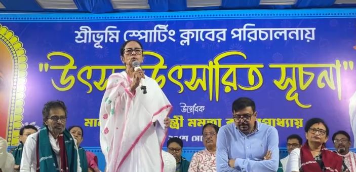 পুজো উদ্বোধনের মঞ্চে ভিনরাজ্যে বাঙালিদের ওপর অত্যাচারের বিরুদ্ধে সরব মুখ্যমন্ত্রী